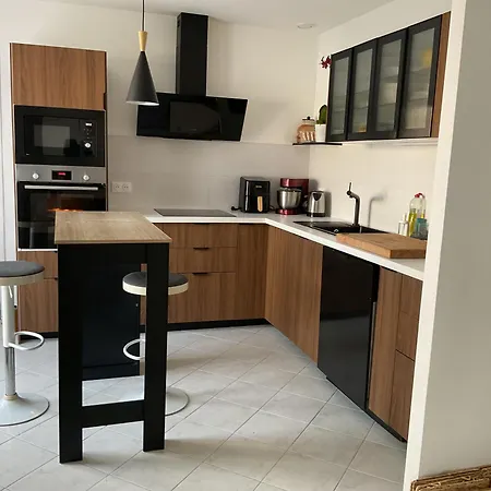 Climatisee , 3 Chambres, A 10 Mn De La Villa *