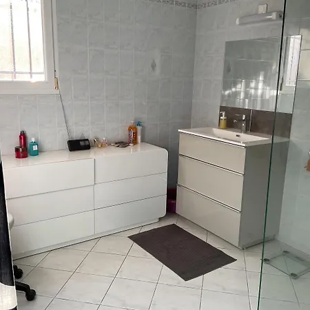 Villa Climatisee , 3 Chambres, A 10 Mn De La *